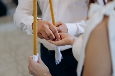 Romantik bir tören sırasında gelin ve damadın alyanslarını değiş tokuş ettiği güzel bir yakın çekim. Yüksek kalite fotoğraf