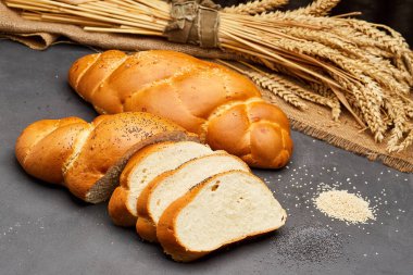 Susam tohumlu taze pişmiş challah ekmeği, kahvaltı ya da akşam yemeği için mükemmel. Yüksek kalite fotoğraf