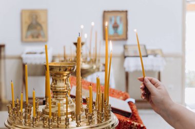 Kilise töreninde mum yakmak, inancı, duayı ve ruhsal bağlantıyı sembolize etmek. Yüksek kalite fotoğraf