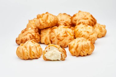 Lezzetli krema dolu profiteroller, altın ve çıtır, tatlı için mükemmel.