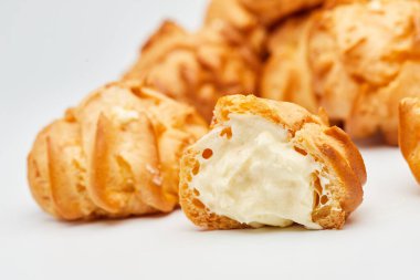 Lezzetli krema dolu profiteroller, altın ve çıtır, tatlı için mükemmel.