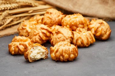 Lezzetli krema dolu profiteroller, altın ve çıtır, tatlı için mükemmel.