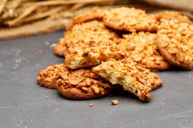 Fıstık ezmeli kurabiyeler. Lezzetli soslu. Tatlı ve doyurucu bir atıştırmalık için mükemmel.