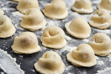 Ev yapımı köfteler pişirmeye hazır, aile yemekleri için mükemmel bir klasik yemek. Yüksek kalite fotoğraf