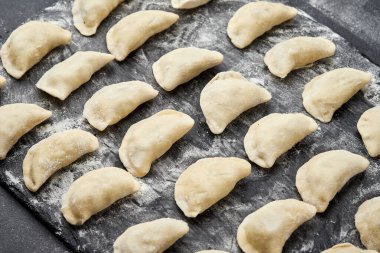 Yeni hazırlanmış ev yapımı hamur tatlısı, geleneksel mutfak becerileri sergilenmeye hazır. Yüksek kalite fotoğraf