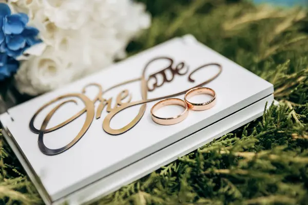 stock image Elegant wedding details with floral bouquet and One Love sign, symbolizing eternal unity. High quality photo