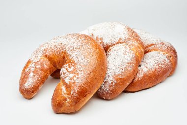 Hilal şeklinde yumuşak rulo reçel ve pudra şekerle kaplanmış, tatlı bir ikram için mükemmel. Yüksek kalite fotoğraf