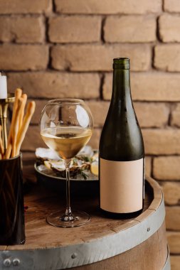 İstiridye ve limonlu zarif şarap şişesi. Lüks yemek ve güzel yemek kavramları için mükemmel. Yüksek kalite fotoğraf