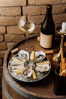 Limonlu taze istiridye ve beyaz şarap. Gurme yemekleri ve kutlamalar için ideal. Yüksek kalite fotoğraf