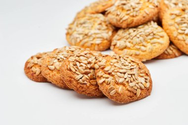 Çıtır çıtır ayçiçeği tohumlu kurabiyeler, sağlıklı ve doyurucu bir aperatif için mükemmel fındık aromalı. Yüksek kalite fotoğraf