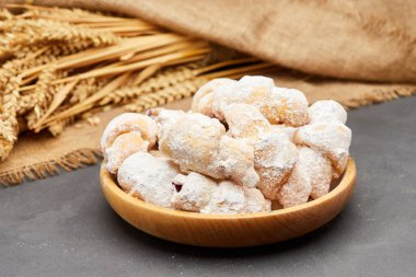 Reçelli pudra şekerli hamur işleri, tatlı aşıklar ve tatlı aşıklar için mükemmel. Yüksek kalite fotoğraf