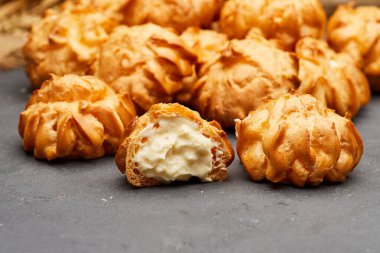 Lezzetli krema dolu profiteroller, altın ve çıtır, tatlı için mükemmel.