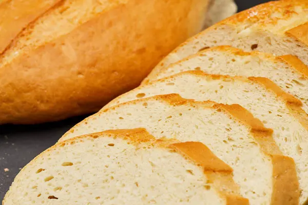 stock image Golden, freshly sliced loaf of homemade bread, perfect for sandwiches, breakfast, or toasting. High quality photo