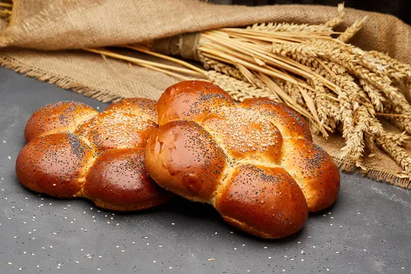 stock image Freshly baked braided challah bread topped with sesame and poppy seeds, perfect for any meal. High quality photo