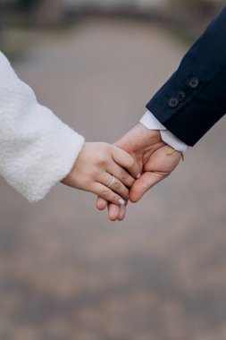 Nikah yüzükleriyle gelin ve damat, düğün törenlerinde el ele tutuşup birbirlerine dokunuyorlar. Yüksek kalite fotoğraf