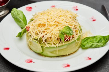 Parmesan peynirli taze kabak salatası, fesleğen yaprağı ve gurme tabağında böğürtlen sosu. Yüksek kalite fotoğraf