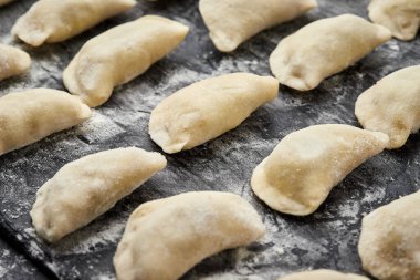 Yeni hazırlanmış ev yapımı hamur tatlısı, geleneksel mutfak becerileri sergilenmeye hazır. Yüksek kalite fotoğraf