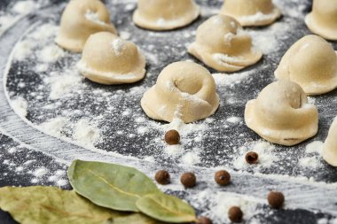 Ev yapımı köfteler pişirmeye hazır, aile yemekleri için mükemmel bir klasik yemek. Yüksek kalite fotoğraf