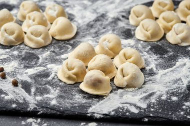 El yapımı Ukrayna köftesi, pişirmeye hazır, geleneksel et dolu varenyky. Yüksek kalite fotoğraf