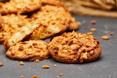 Fıstık ezmeli kurabiyeler. Lezzetli soslu. Tatlı ve doyurucu bir atıştırmalık için mükemmel.