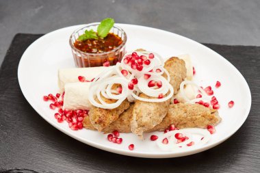 Geleneksel ızgara kebap. Nar, soğan ve baharatlı sos. Lezzetli mutfak deneyimi için. Yüksek kalite fotoğraf