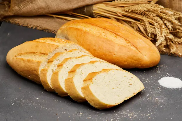 stock image Golden, freshly sliced loaf of homemade bread, perfect for sandwiches, breakfast, or toasting. High quality photo