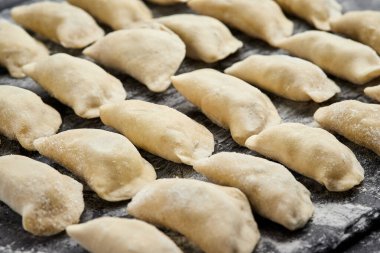 Yeni hazırlanmış ev yapımı hamur tatlısı, geleneksel mutfak becerileri sergilenmeye hazır. Yüksek kalite fotoğraf