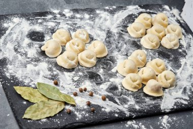 Ev yapımı köfteler pişirmeye hazır, aile yemekleri için mükemmel bir klasik yemek. Yüksek kalite fotoğraf