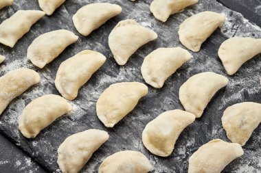 Yeni hazırlanmış ev yapımı hamur tatlısı, geleneksel mutfak becerileri sergilenmeye hazır. Yüksek kalite fotoğraf