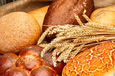 Buğday saplı taze ekmek somunları, gelenek ve zanaatkar pişirme çeşitleri. Yüksek kalite fotoğraf