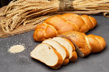 Susam tohumlu taze pişmiş challah ekmeği, kahvaltı ya da akşam yemeği için mükemmel. Yüksek kalite fotoğraf