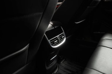 Vinnitsa, Ukrayna - 3 Şubat 2024: MG Marvel R iç mimarisi özel arka koltuk menfezleri ve lüks tasarım sergiliyor. Yüksek kalite fotoğraf