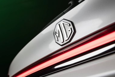 Vinnitsa, Ukrayna - 3 Şubat 2024: MG Marvel R logosunun yakın çekimi, elektrikli SUV üzerindeki marka simgelerini gösteriyor. Yüksek kalite fotoğraf