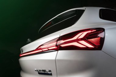 Vinnitsa, Ukrayna - 3 Şubat 2024: MG Marvel R 'ın parlak arka tasarımı fütürist arka lambaları ve zarif otomotiv işçiliği sergiliyor. Yüksek kalite fotoğraf