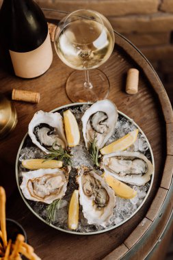 Limonlu taze istiridye ve beyaz şarap. Gurme yemekleri ve kutlamalar için ideal. Yüksek kalite fotoğraf