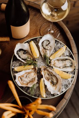 Limon ve beyaz şaraplı zarif istiridyeler, gurme yemekleri ve özel durumlar için mükemmel. Yüksek kalite fotoğraf