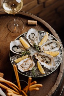 Limon ve beyaz şaraplı zarif istiridyeler, gurme yemekleri ve özel durumlar için mükemmel. Yüksek kalite fotoğraf