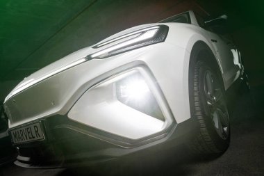 Vinnitsa, Ukrayna - 3 Şubat 2024: MG Marvel R elektrikli SUV 'nin dinamik yakın çekimi parlak farlar ve modern tasarım. Yüksek kalite fotoğraf