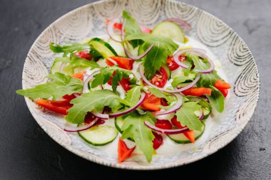 Taze sebze salatası roka, salatalık, domates ve kırmızı soğan. Sağlıklı gıda projeleri. Yüksek kalite fotoğraf
