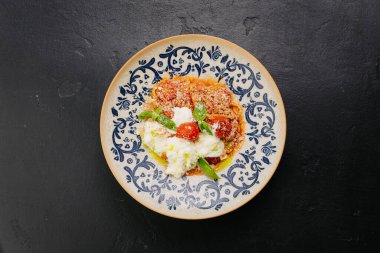 Kiraz domatesli İtalyan makarnası, burrata, ve taze fesleğen - aşıklar için gurme yemeği. Yüksek kalite fotoğraf