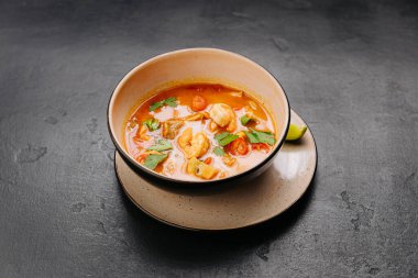 Baharatlı Tayland otantik Tom Yum çorbası, karides, mantar ve otlar, mutfak projeleri için mükemmel. Yüksek kalite fotoğraf