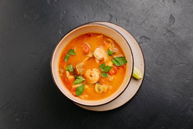 Baharatlı Tayland otantik Tom Yum çorbası, karides, mantar ve otlar, mutfak projeleri için mükemmel. Yüksek kalite fotoğraf