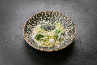 Krem soslu gurme makarna, ıspanak, yenilebilir zarif dekorasyon - nefis bir yemek tabağı. Yüksek kalite fotoğraf