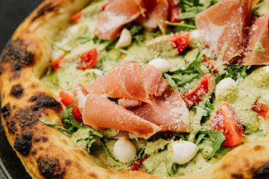 Prosciutto, roka, mozzarella ve taze domatesli gurme pizza. Mükemmel İtalyan mutfağı. Yüksek kalite fotoğraf