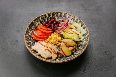 Tavuk, sebze, fasulye ve besleyici ve dengeli bir yemek için giyinmiş sağlıklı kinoa kasesi. Yüksek kalite fotoğraf