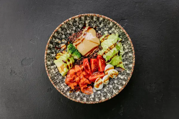 stock image Colorful salad bowl with fresh vegetables, avocado, eggs, and sauce - healthy and vibrant meal. High quality photo