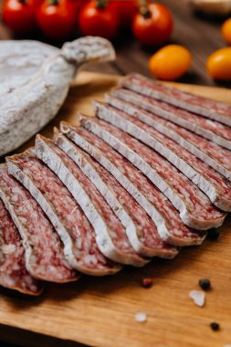 Gemide dilimlenmiş kurutulmuş salam, gurme yemekleri ve şarküteri sunumları için ideal. Yüksek kalite fotoğraf