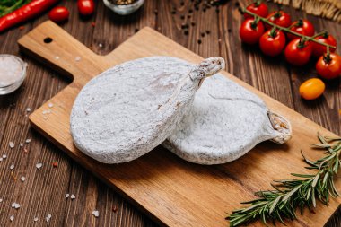 Gemide kurutulmuş salam, kırsal şarküteri sunumları ve gurme yemek tasarımı için ideal. Yüksek kalite fotoğraf