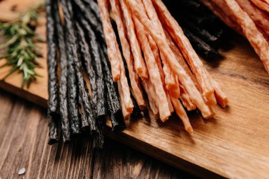 İçinde bitki ve baharat bulunan siyah ve hafif et çubukları var. Mutfak vitrinleri için ideal. Yüksek kalite fotoğraf