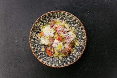 Mantarlı makarna, vişneli domates, üstüne krema sosu ve parmesan peyniri. Yüksek kalite fotoğraf